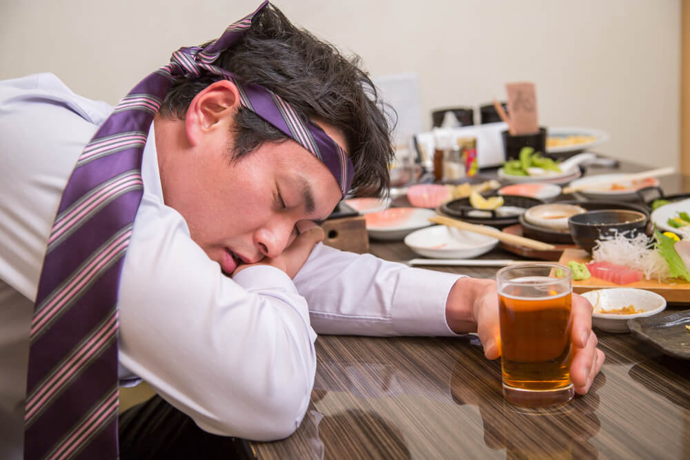 居酒屋で酔っぱらっている会社員