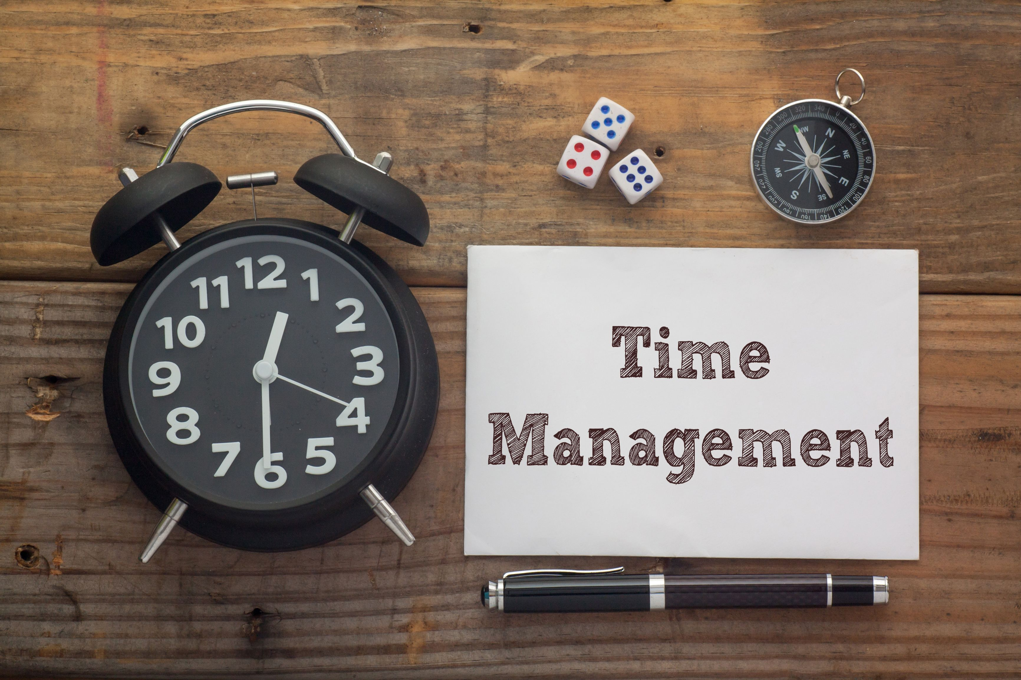 Time Managementと書かれた紙と時計