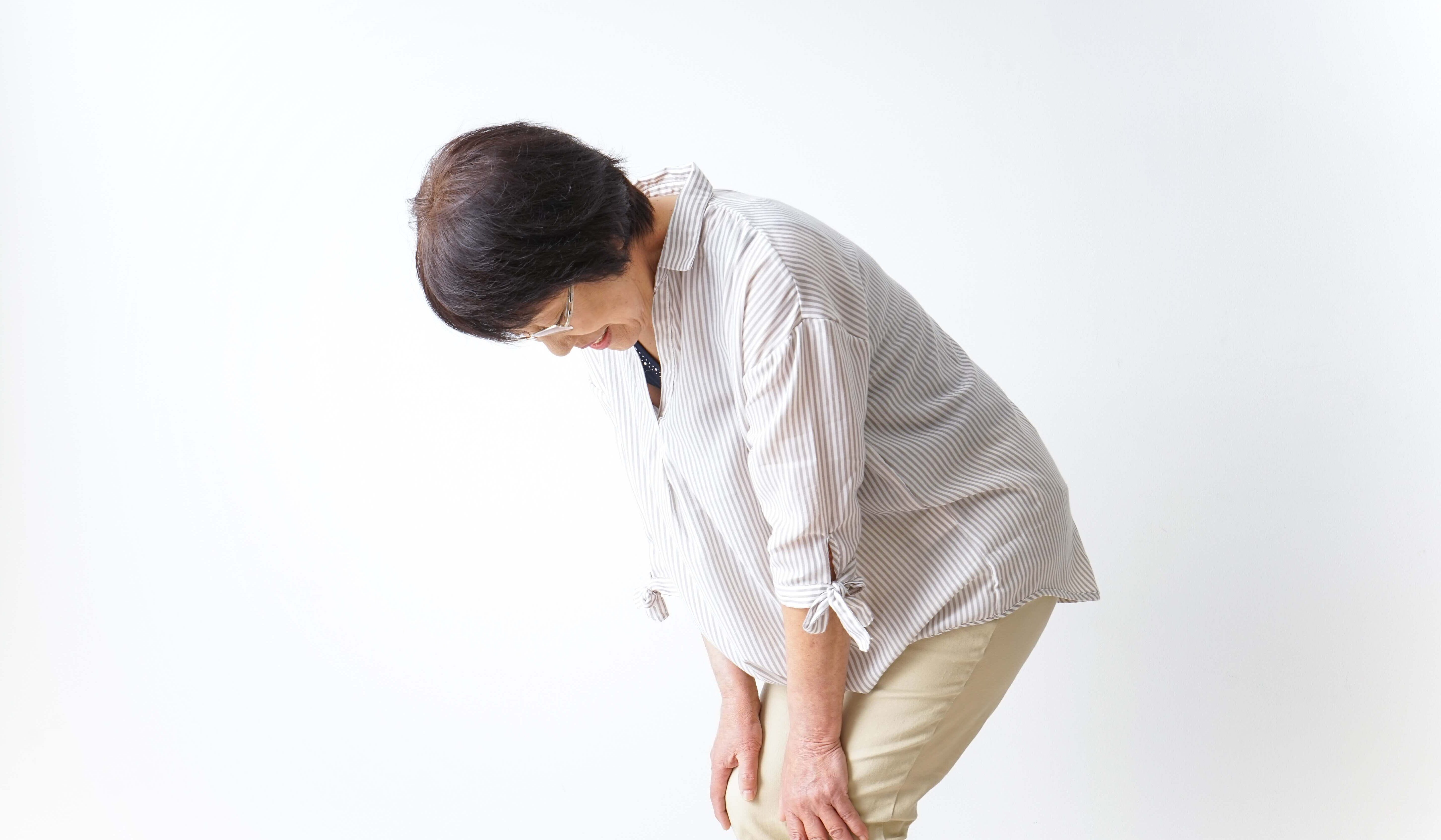 辛そうな60代女性