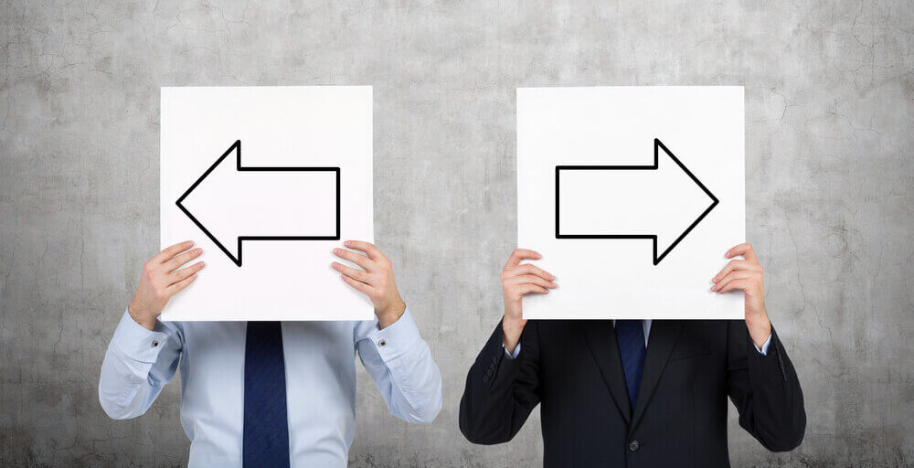 二つの方向を向く矢印