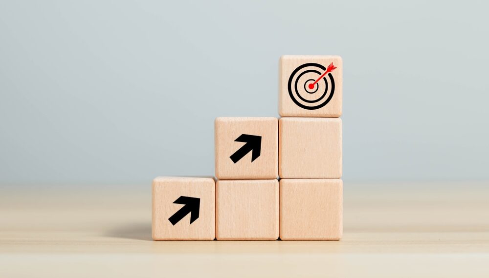 ３つの階段状の積み木とターゲット