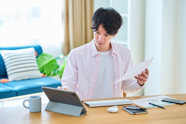 パソコンで自信ありげに勉強している男性