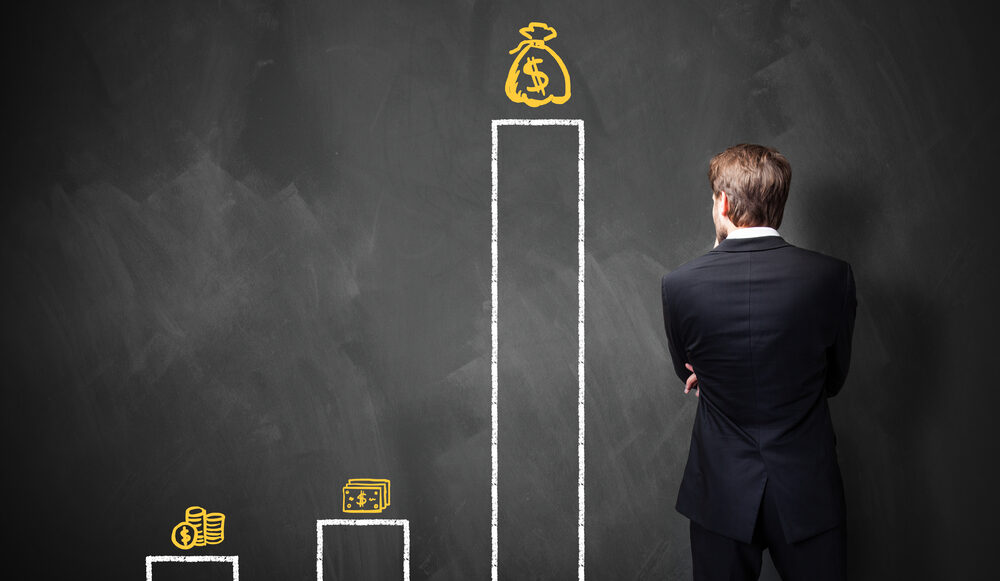 目の前の大きなドルグラフを眺めている男性