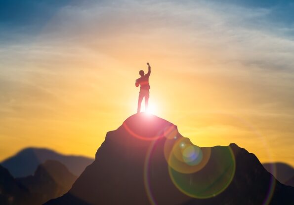 自分を好きになるメリット)行動力が上がる ガッツポーズをしている男性