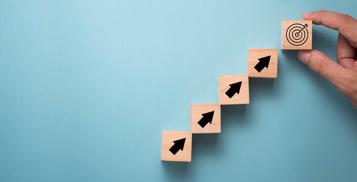 右肩上がりの矢印と的