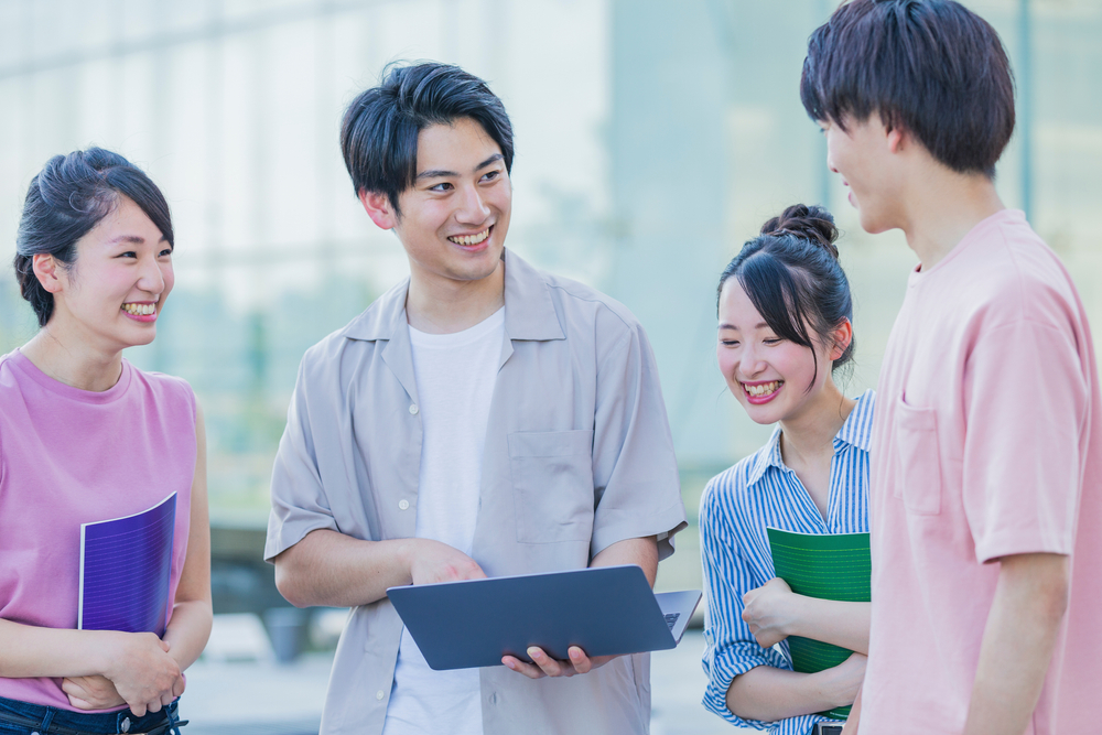複数名の男女がIpad等を持ち話し合っている様子