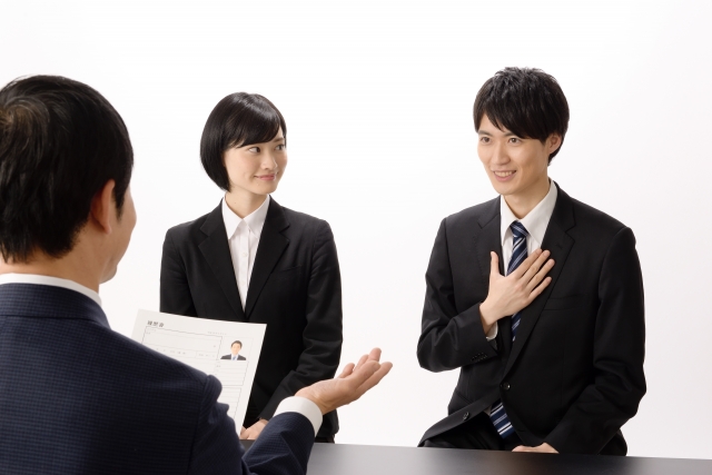面接をしているスーツ姿の男女