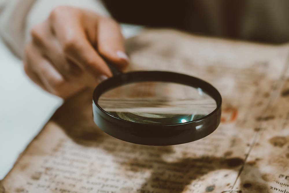 本の上に虫眼鏡を置いている状態