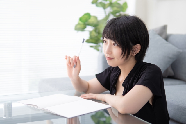 ノートを開いてアイデアが浮かんだ女性