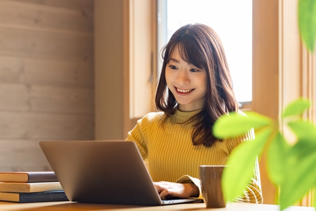 楽しそうに仕事をする女性