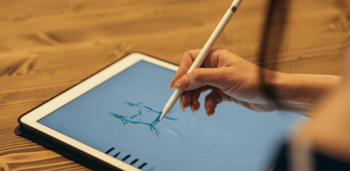 服のデザインをタブレットに書く手