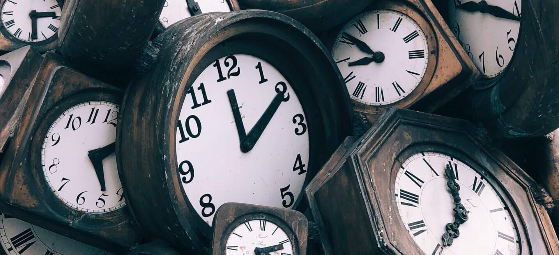捨てられたたくさんの時計