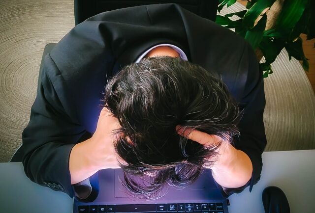 頭を抱えている男性