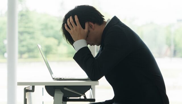 あたまを抱えている男性