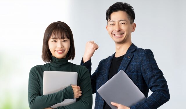 ガッツポーズをしている男女