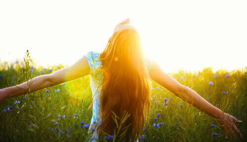 両手を広げる女性