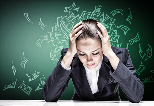 相手に気を使いすぎストレスを感じている女性