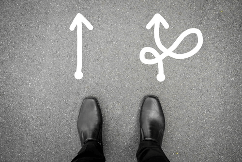 真っすぐの矢印と曲がった矢印