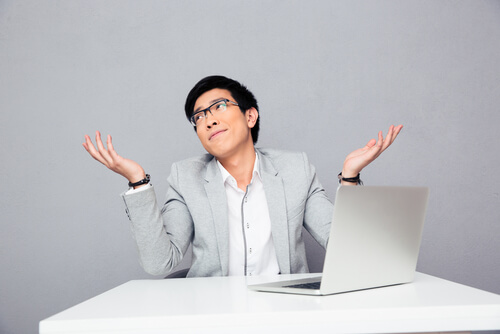 現実逃避しようとしている男性