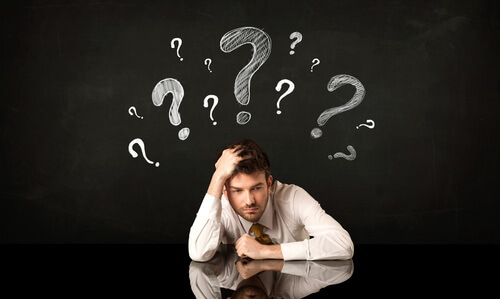 はてなを浮かべた男性