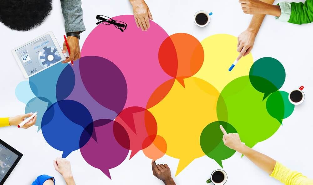 机の上で吹き出しが沢山ある様子