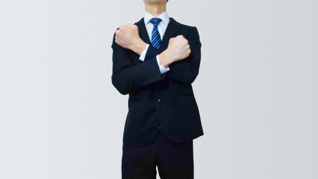 頑固な様子の男性""