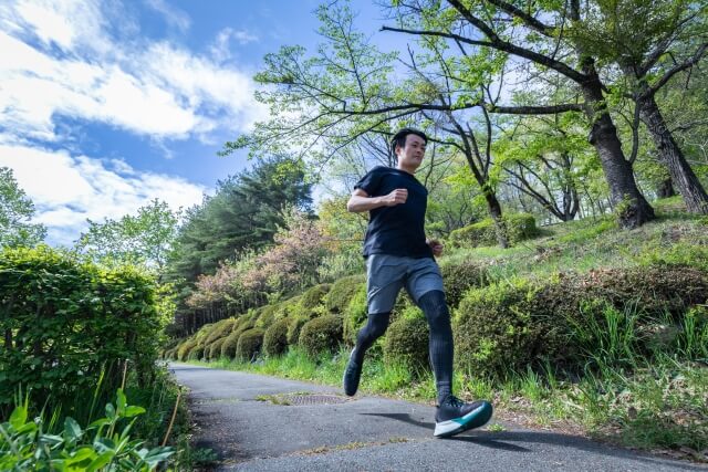 自然の中を走っている男性