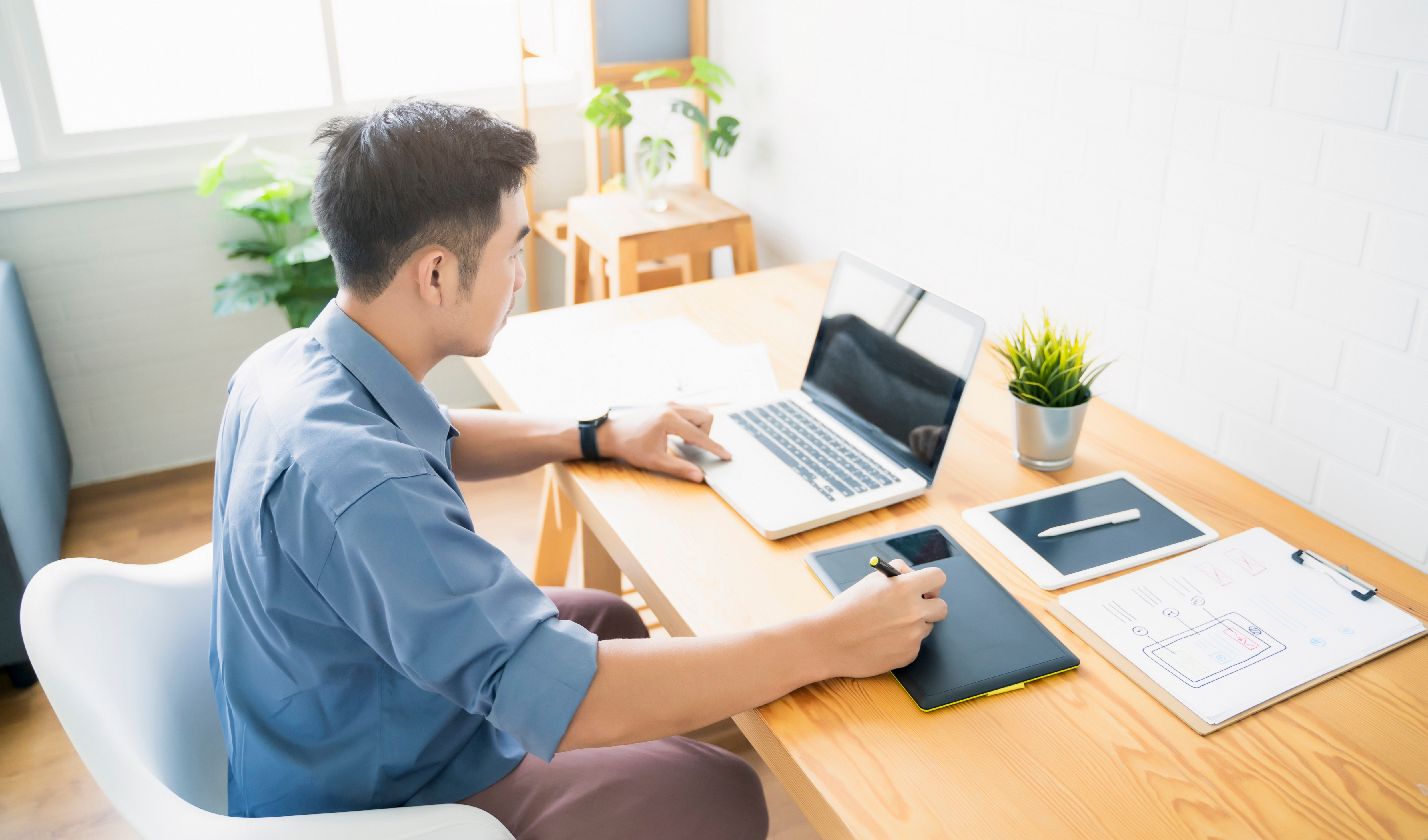 Webライターとして働いている男性