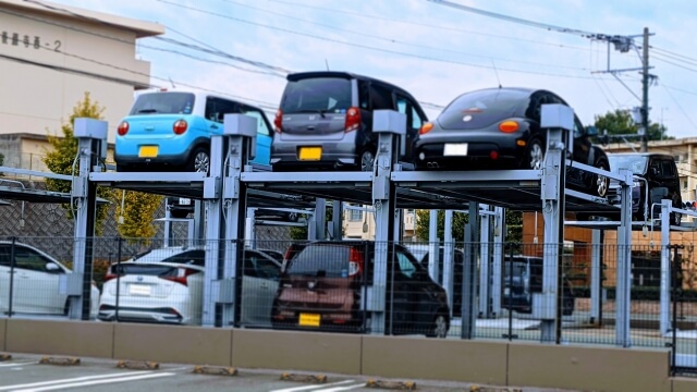 都会の駐車場の様子