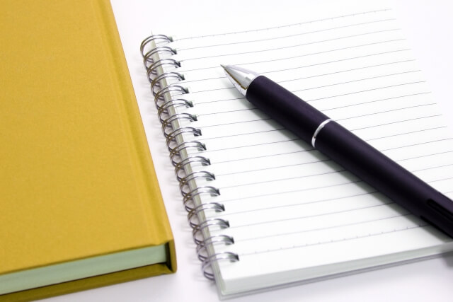 仕事が辛い原因を書き出すためのノートとペン