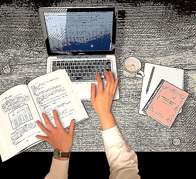 副業に資格取得の勉強をしている人