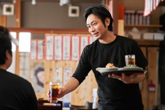 居酒屋のバイトで働いている男性