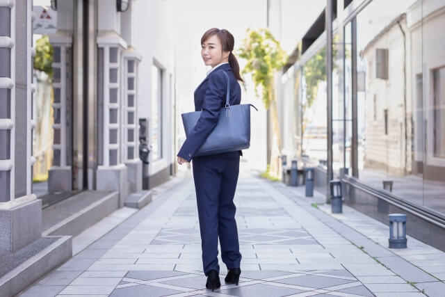 ラウンダーの仕事で外回りをしている女性