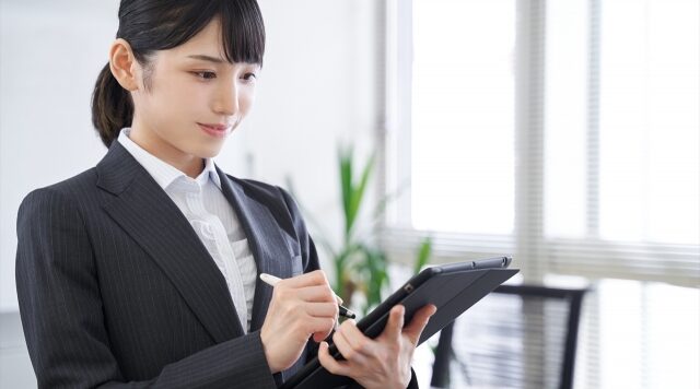 メモを取っている女性社員