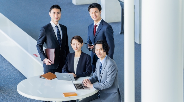 笑顔で清楚な社会人複数人