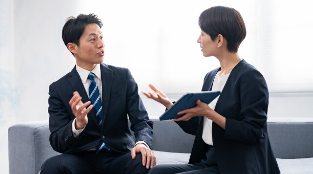 商談をしている二人