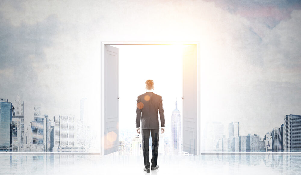 扉の向こうに向かっていく男性