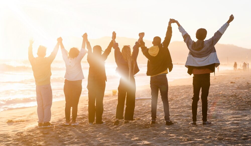 手をあげている人たち