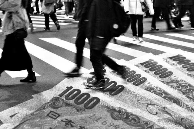 お金と歩道ラインの上を歩いている人たち