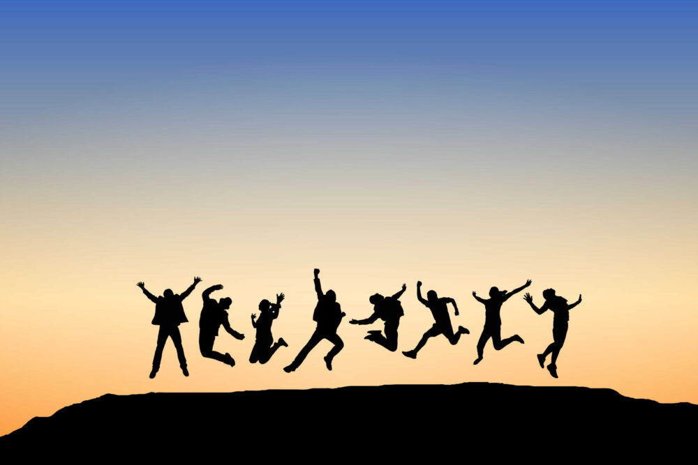 複数名の人間の影がジャンプしている様子