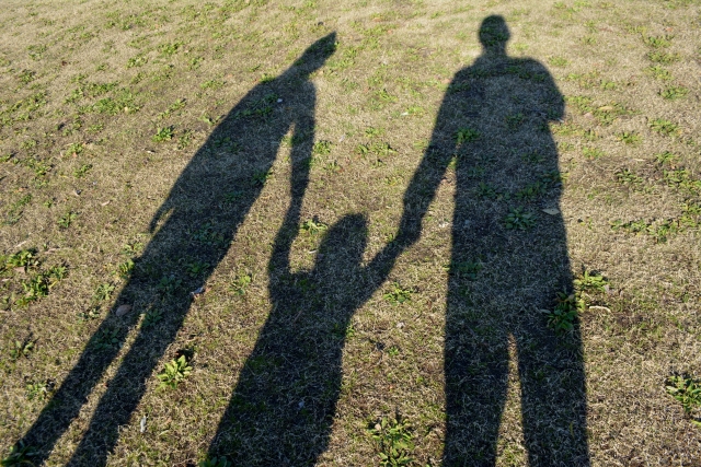 両親と一人っ子の影