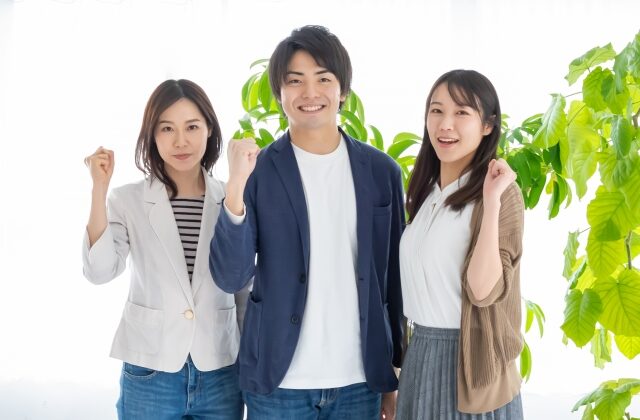 笑顔で自信がある複数の男女