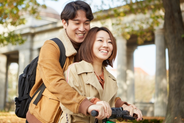 自転車に乗っている男女