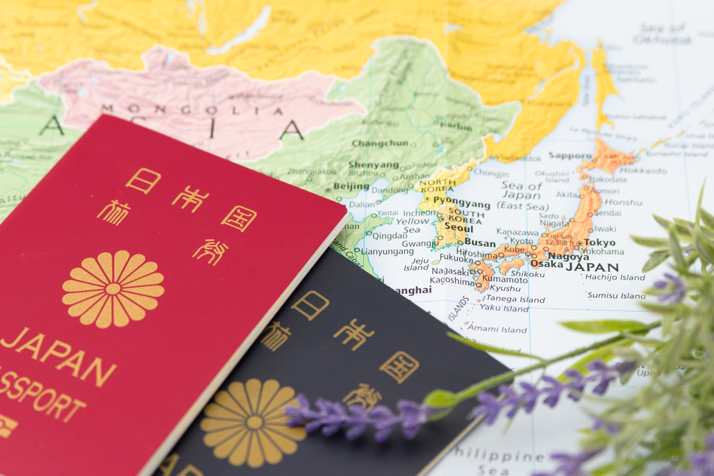 日本のパスポートと世界地図