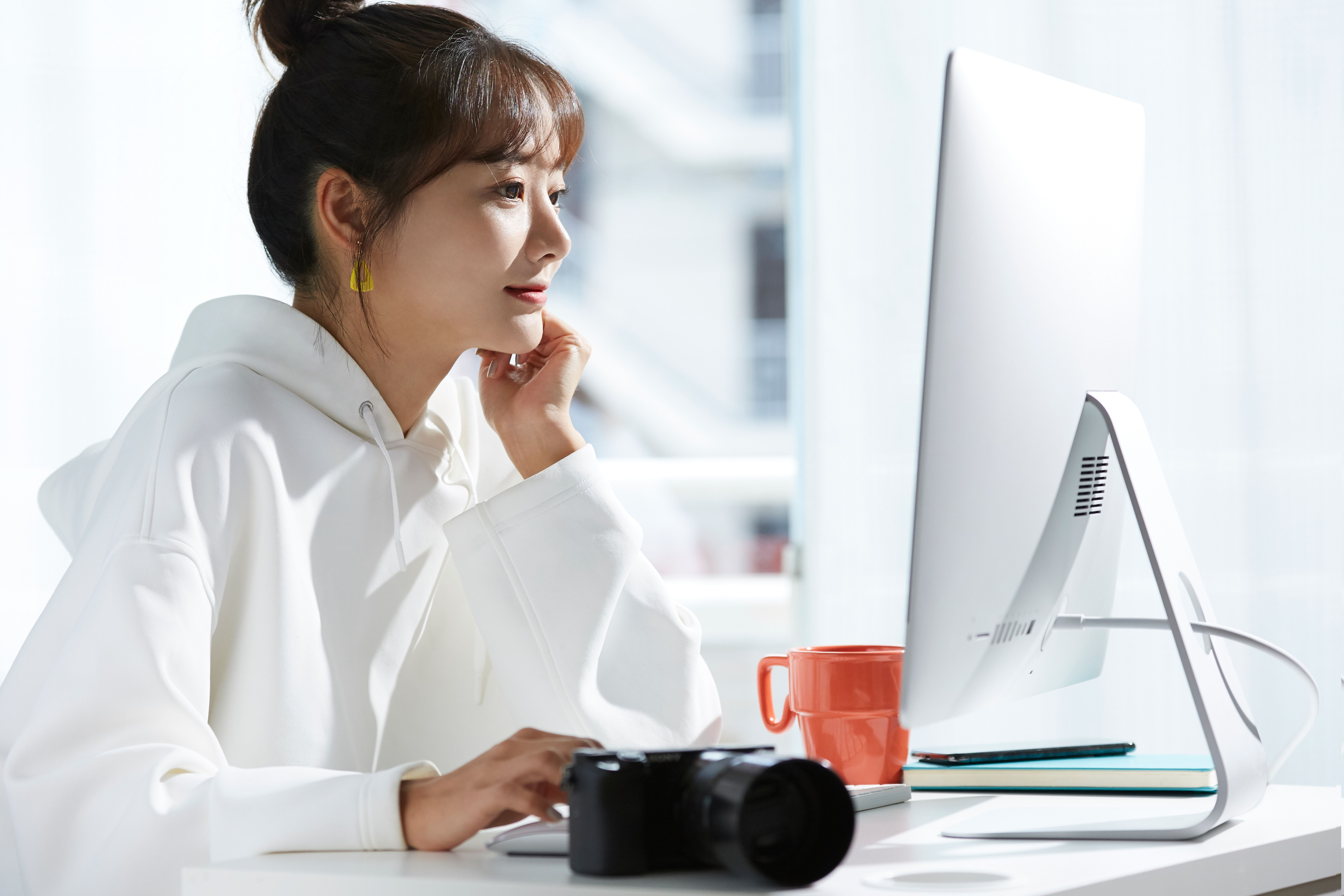 部屋着でパソコンで作業をしている女性