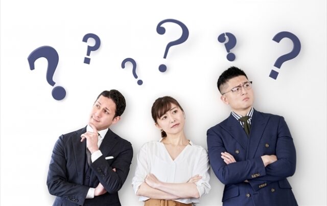 考えている会社員の男女