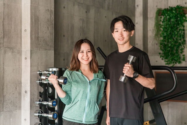 ダンベルを持っている男女