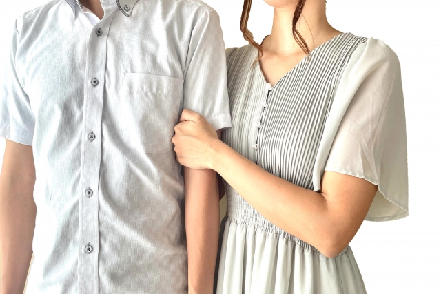腕を組んでいる男女