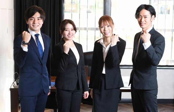 4人のスーツ姿の男女