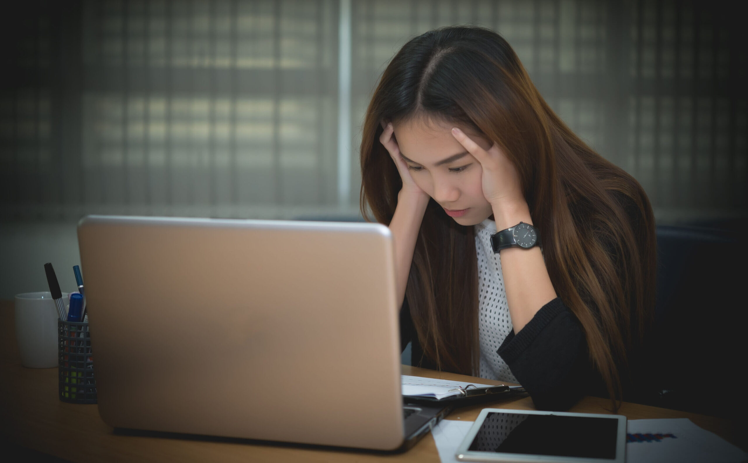 頭を抱えている女性